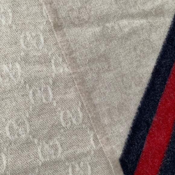 💝💝💝GUCCI AUTHENTIC NEW Wool  Monogram Web Scarf, beige/blue/red💝💝💝 - Picture 10 of 14